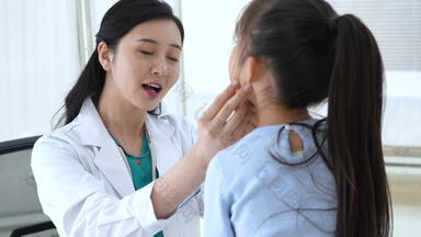 年轻女医生给小女孩检查身体